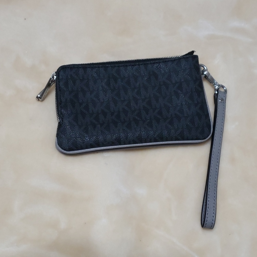 Michael Kors - Picture 2 of 3